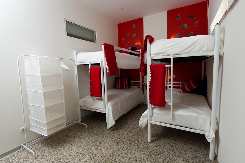 Hotel Turismo Do Seculo Estoril Zimmer foto Hostel room in Madrid, Spain