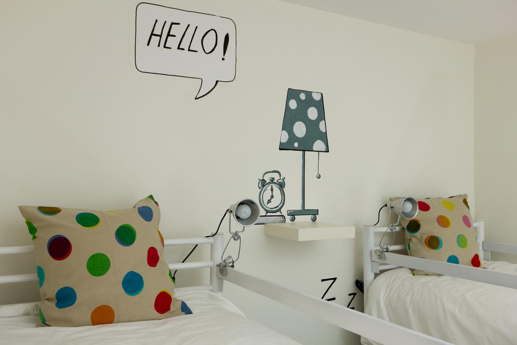 Hotel Turismo Do Seculo Estoril Zimmer foto The alarm clock and the lamp are both objects.