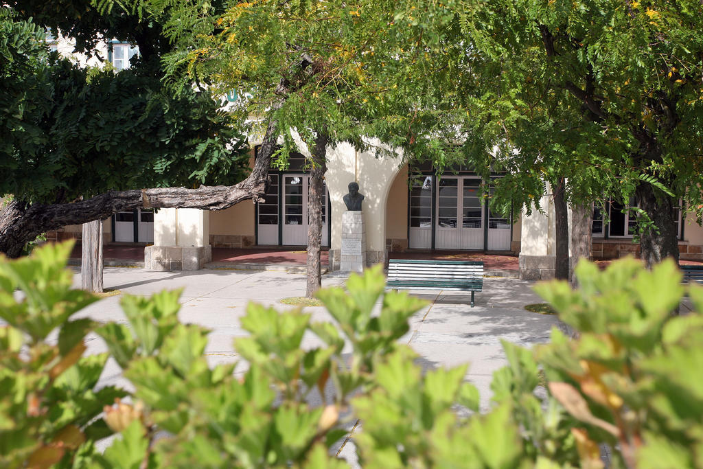 Hotel Turismo Do Seculo Estoril Exterior foto The school's main entrance